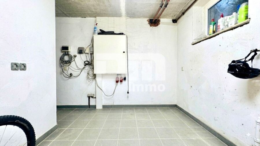 Moderner Wohntraum in ruhiger, naturnaher Sackgassenendlage mit Panoramablick über die Stadt - Souterrain HWR / Waschküche